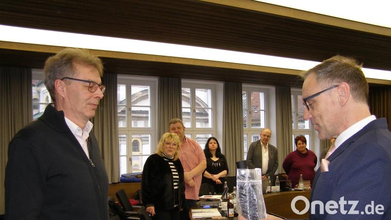 Nach der Vereidigung von Robert Hahn (links) als Stadtrat überreichte Bürgermeister Bernd Sommer kleine Präsente. Erste Gratulanten waren wenig später die Mitglieder der SPD-Stadtrats- sowie der weiteren Fraktionen. Bild: pz