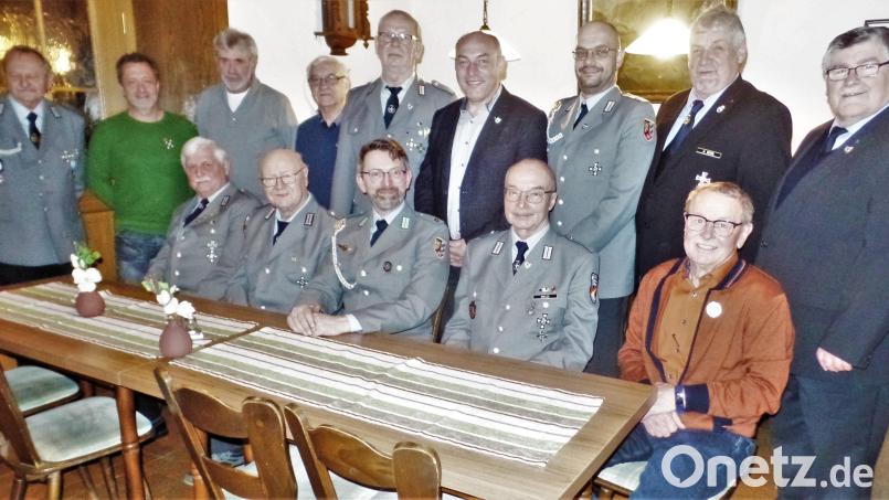 Neuwahlen und Ehrungen bestimmten die Hauptversammlung der Kohlberger Krieger- und Reservistenkameradschaft. Sitzend von links: Wilhelm Kummer (Verdienstspange der Kriegsgräberfürsorge), Alfred Hausner (60 Jahre Vereinsmitglied), Bernhard Faltenbacher (Vorsitzender), Reinhard Welzl. Bild: jml
