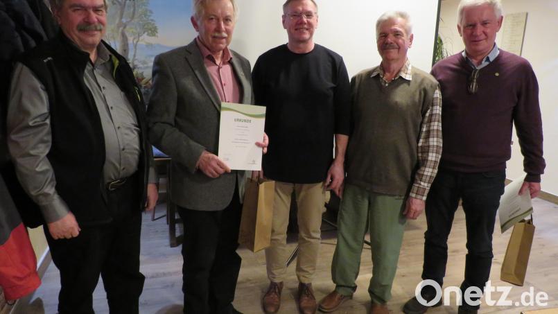 Von links nach rechts: Bezirksvorsitzender Reinhard Ott, Anton Hösl, Bürgermeister Reinhard Sollfrank, Vorsitzender Franz Bringer und Reinhold Gerber. Bild: adj