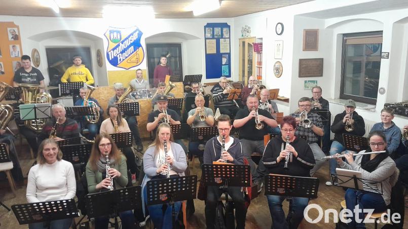 Seit Monaten proben die "Neuhauser Boum" für das Frühjahrskonzert am Sonntag, 2. April. Bild: Stephanie Trisl/exb