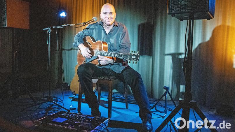 Marty Hall begeisterte das Publikum bei seinem Konzert im Saal des Gasthof Burkhard. Bild: Loelgen/exb