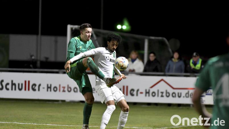 Fabian Helleder (links) von der DJK Ammerthal ist in dieser Szene ganz nah an Calvin Sengül (rechts) vom SC Eltersdorf. Bild: Hubert Ziegler
