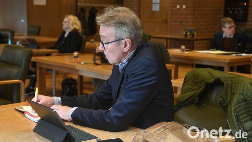 Bürgermeister Reinhold Wildenauer (FDP/Freie Wähler) am Dienstag im Finanzausschuss. Es könnte sein letzter Auftritt in diesem Gremium gewesen sein. Die Ausschussgemeinschaft FDP/FW (jetzt: &quot;Die Freien&quot;) könnten viele Ausschusssitze verlieren. Bild: Gabi Schönberger
