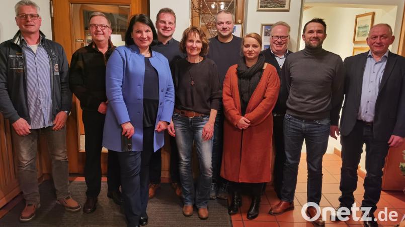 Einen neuen Vorstand wählt der CSU-Ortsverband Lintach-Pursruck (von links): Tobias Göbl , Bezirksrat Martin Preuß, Frauen-Union-Vorsitzende Barbara Gerl, Vorsitzender Peter Göbl, Mandy Göbl, stellvertretender Vorsitzender Benjamin Weiß, Ramona Beyerlein, stellvertretender Vorsitzender Werner Fruth, Johannes Schwarz und Zweiter Bürgermeister Franz Weiß. Bild: Tobias Göbl