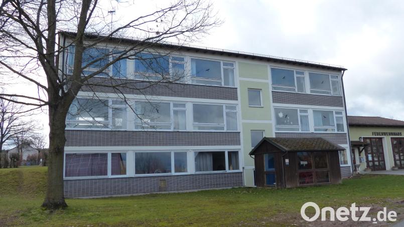 Das ehemalige Schulhaus, hier aus nördlicher Sicht, soll zum Bürgerhaus werden. Das kostet die Gemeinde Kohlberg einiges an Geld. Nun äußerte die Feuerwehr den Wunsch einer Innentreppe. Bild: hme