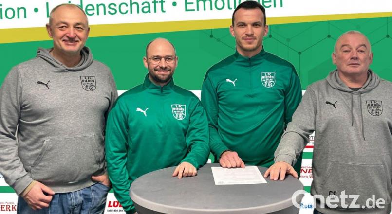 Die beiden Abteilungsleiter Reinhard Haas (links) und Gerhard Schnabel (rechts) präsentierten das künftige Trainerduo, Co-Trainer Benjamin Kruppa (Zweiter von links) und Cheftrainer Albert Sejdiu. Bild: gau
