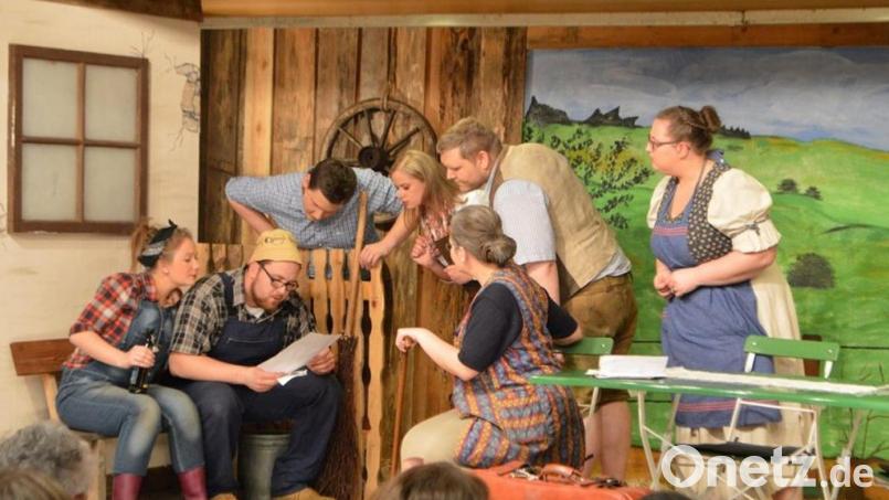 Skurrile kriminalistische Verwicklungen verspricht das Theaterstück &quot;Mucks Mäuserl Mord&quot;, das die Schwarzenbacher Landjugend in der Osterzeit aufführt. Bild: KLJB Schwarzenbach/exb