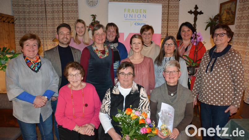 Mit dieser Mannschaft geht die Frauenunion Wiesau in die kommenden zwei Jahre. Mit dabei sind (sitzend von links) Jutta Wege, Kassiererin Hermine Schuller, sie ist seit vierzig Jahren im Amt, sowie Jubilarin Marion Fröhlich, sie ist seit 25 Jahren Mitglied. Stehend die weiteren Vorstandsmitglieder mit Vorsitzenden Rita Korb (4. von links), sowie CSU-Ortsvorsitzenden Michael Dutz und FU-Bezirksvorsitzende Barbara Gerl (2. von rechts). Bild: jr
