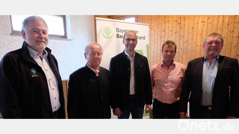 Bezirkspräsident Ely Eibisch, Vizepräsident des Bayerischen Bauernverbandes, stellte sich den Flosser Landwirten erstmals vor und erntete für seine Ausführungen Beifall. Von links: Geschäftsführer Ulrich Hertl, Ehrenkreisvorsitzender Erich Schieder, Vizepräsident Ely Eibisch, Ortsobmann Markus Schieder und Kreisvorsitzender Josef Fütterer. Bild: le