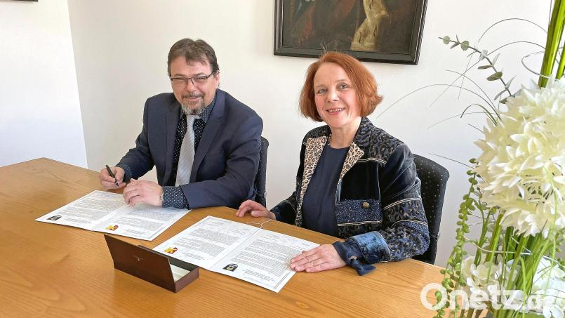 Die beiden Bürgermeister Anita Berek und Jindrich Zival unterzeichneten die Partnerschaftsurkunde. Bild: fphs