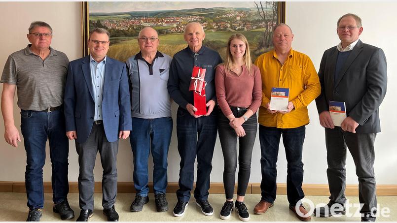 Bürgermeister Karlheinz Budnik (Zweiter von links) führt mit Josef Kraus und Georg Sperl (von rechts) neue Feldgeschworene ins Amt ein. Bild: exb/Stadt Windischeschenbach