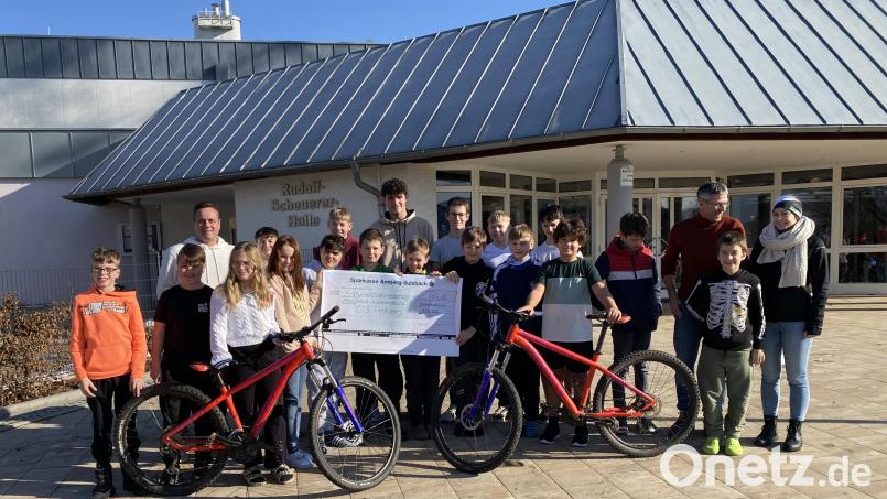 Die SAG-Pauschale in Höhe von 565 Euro von der Bayerischen Landesstelle für den Schulsport übergibt Johanna Thoma vom CIS Amberg an Konrektor Markus Gleißner (links) und Studienrat Michael Kirsch (rechts). Bild: pop