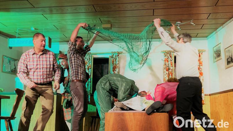 Opas 75. Geburtstag sorgt für turbulente Szenen auf der Theaterbühne im Gebenbacher Pfarrsaal. Bild: exb