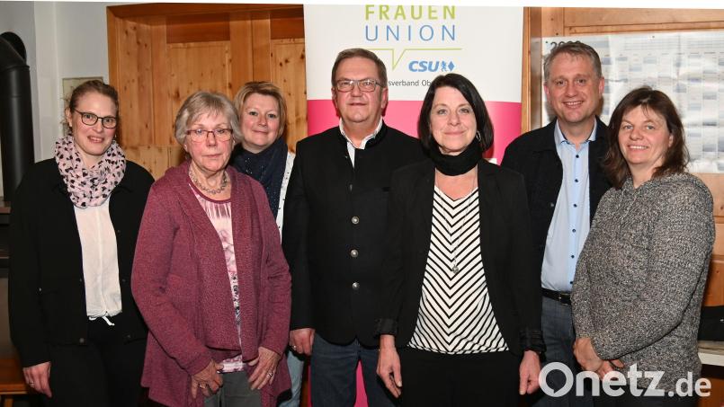 Einen neuen Vorstand wählt der FU-Ortsverband Poppenricht-Traßlberg (von links): Silke Kunz, Annemarie Hoffmann, Marianne Bechtold, Bezirksrat Martin Preuß, Vorsitzende Claudia Kammerl, Bürgermeister Hermann Böhm und Birgit Kopf. Bild: gf