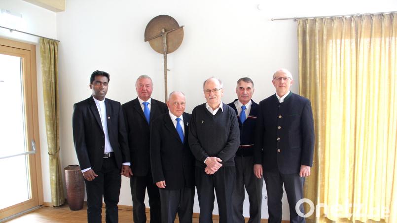 Herbert Gleixner (Dritter von rechts) erhielt für 60-jährige Treue zur MMC Pertolzhofen die MMC-Ehrennadel. Bild: Josef Böhm/exb