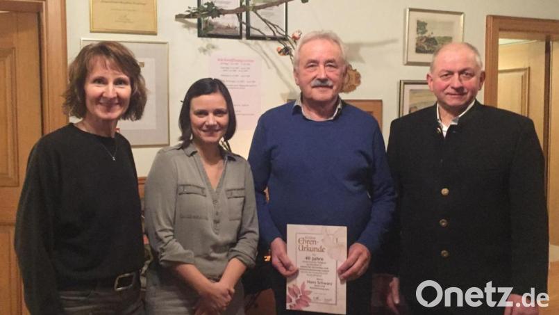 Der Verein für Gartenbau und Ortsverschönerung (VGO) Lintach zeichnet ein treues Mitglied aus (von links): Zweite Vorsitzende Mandy Göbl, Erste Vorsitzende Melanie Günter, der geehrte Hans Schwarz und Zweiter Bürgermeister Franz Weiß. Bild: jow