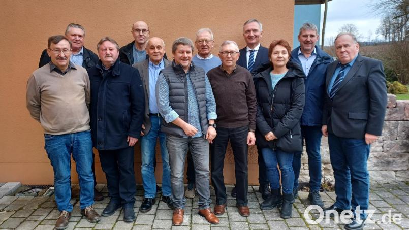 Der Vorstand des CSU-Ortsverbands Weigendorf und Umgebung mit (hintere Reihe, von rechts) Vorsitzendem Horst Embacher, Bürgermeister Reiner Pickel und Landtagsabgeordnetem Harald Schwartz. Bild: sgö