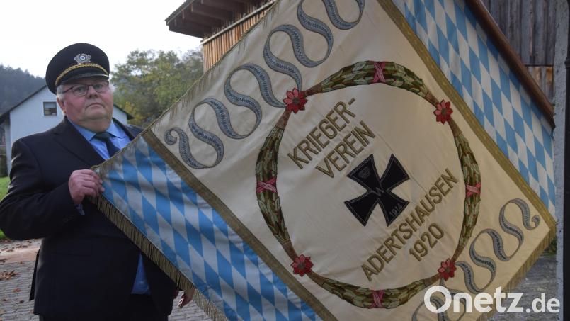 Trotz mehrerer Versuche hat sich niemand gefunden, der die 1920 gegründete Krieger- und Soldatenkameradschaft Adertshausen weiterführt. Deshalb beschließen die Mitglieder die Auflösung des Vereins. Hier der kommissarische Vorsitzende Richard Jobst mit der historischen Vereinsfahne. Bild: bö