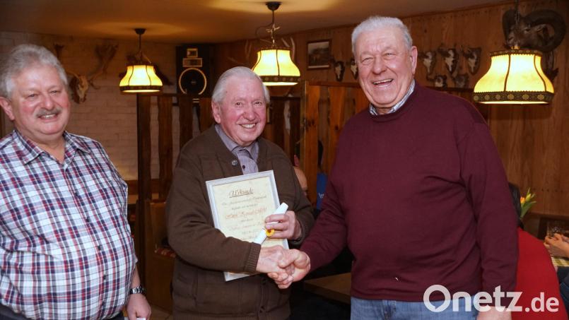 Vorsteher Karlheinz Pocker (links) und Dritter Bürgermeister Eberhard Besold (rechts) dankten Konrad Merkl für eine 60-jährige Tätigkeit als Kassier Bild: bkr