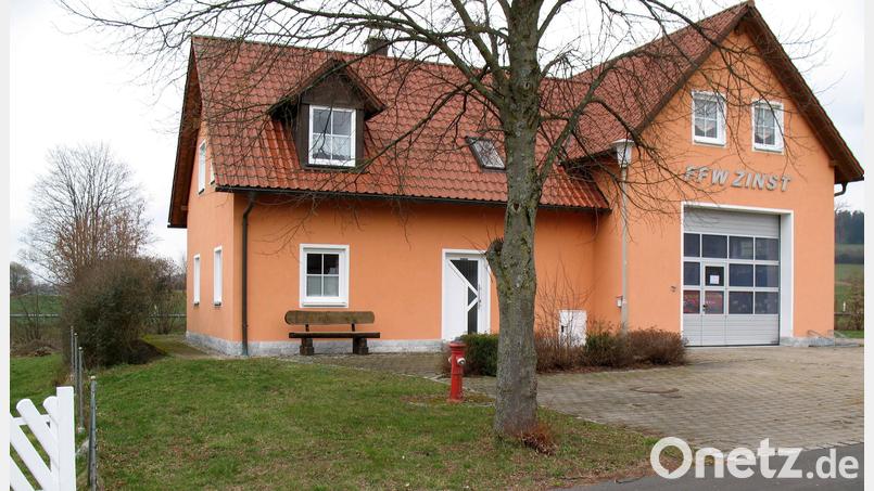 Auf der freien Fläche zwischen dem Gartenzaun, der Linde und dem Gerätehaus ist der Bau des Gerätelagers vorgesehen. Bild: bkr