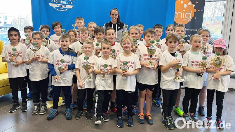 Stolze Teilnehmerinnen und Teilnehmer: 27 Tennis-Talente aus der Stadt Weiden und aus dem Landkreis Neustadt/WN gingen am Samstag beim TC am Postkeller Weiden um Turnierleiterin Victoria Reis an den Start und ermittelten ihre Kleinfeld-Titelträger 2023. Und alle erhielten Pokale, Urkunden und T-Shirts. Bild: lst/exb