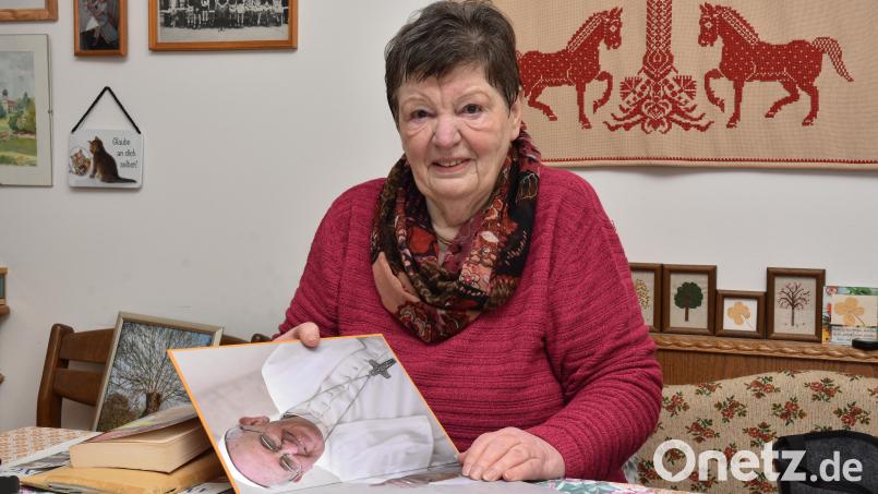 Edeltraud Jarkulisch aus Amberg mit einem Buch über Papst Franziskus. Bild: Stephan Huber