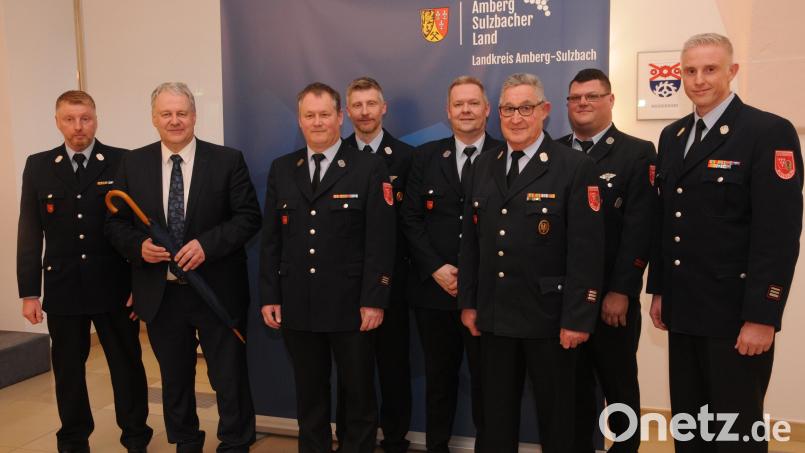 Die Rosenberger Feuerwehr stattet Richard Reisinger (Zweiter von links) gleich mit einem passenden Schirm für sein Ehrenamt bei ihrem Jubiläum aus. Bild: ige