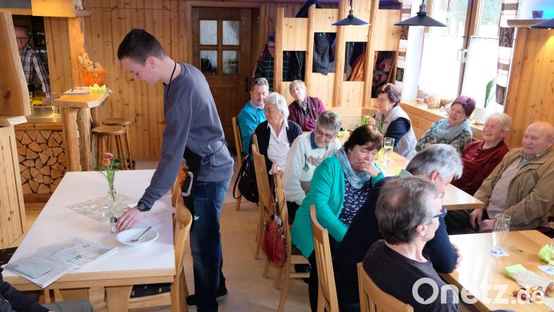 Freude schenken. Das gelang dem Katholichen Frauenbund und der Landjugend Oberbibrach bei einem Seniorennachmittag im Schützenheim St. Sebastian vortrefflich. Bild: do
