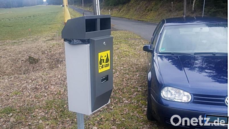 Ein bekanntes Bild an Wegen. Abgestellte Fahrzeuge von naturbegeisterten Leuten, die sich von hier aus auf den Weg machen. "Herzlich willommen! sagte Bügermeister Bernhard Schindler. Leider halten sich vereinzelt Hundebesitzer nicht an Vorgaben und lassen die Hinterlassenschaft ihrer Lieblinuge einfach liegen, obwohl die Gemeinde viel Geld investiert, um mit den sogenannten Hundeklos für Abhilfe zu sorgen. Wiederholt dankte er denen, die sich an die Regeln halten, die der Box einen Beutel nehmen, um ihn nach Gebrauch auch dort wieder abzulegen. Ebenso forderte der Bürgermeister auf, rigoros jeden Hundebesitzer zu melden, der sich nicht daran hält. Bild: ld