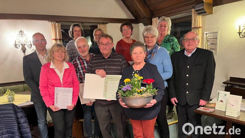 Nach der Ehrung beim Gartenbauverein: (vordere Reihe von links) Florian Adam, Margret Meier, Erwin Bauer, Georg Bauer, Adelheid Richthammer, Maria Bauer und Hans-Dieter Betz, (hintere Reihe) Gerlinde Ott, Cäcilia Werner, Christa Schlosser und Renate Flierl. Bild: Wiesgickl/exb