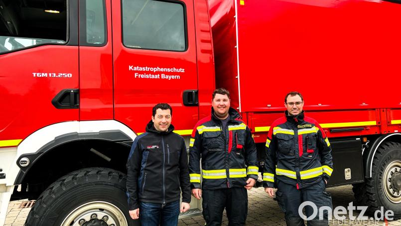 Mit dem Versorgungs-Lkw des Freistaats Bayern beteiligt sich die Feuerwehr Vilseck am vierten Hilfskonvoi für die Ukraine. Kommandant Lothar Hasenstab (links) wünscht Valentin Lindl (Mitte) und Wolfgang Rösch (rechts) eine reibungslose Fahrt. Bild: rha