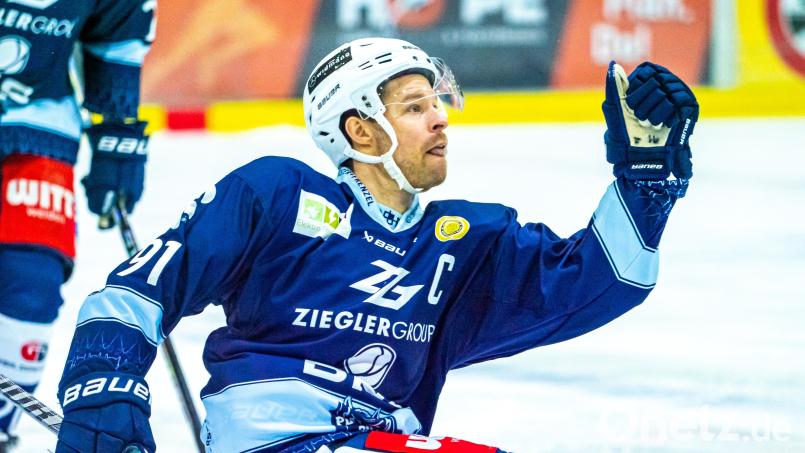 Dennis Thielsch jubelt mit der Becker-Faust: Der Kapitän der Blue Devils steuerte beim 4:1-Erfolg über die Füchse Duisburg im dritten Play-off-Spiel den Treffer zum zwischenzeitlichen 2:0 bei. Bild: Elke Englmaier