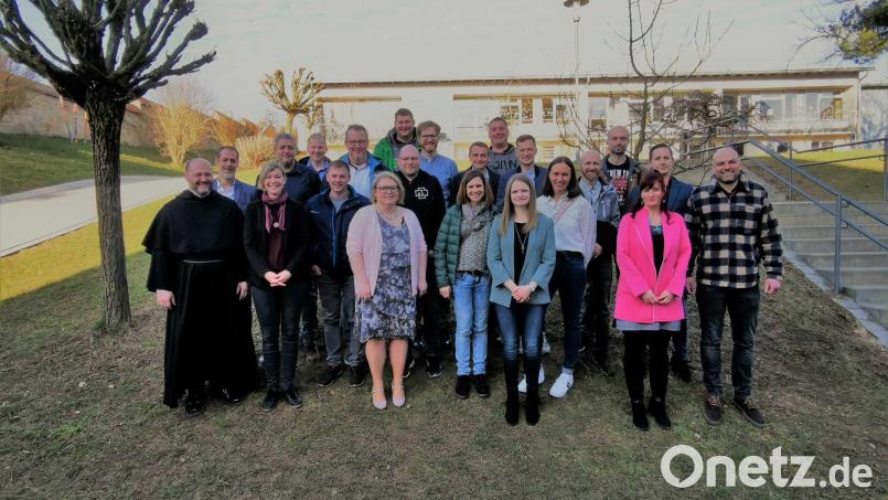 Der Jahrgang 1982/83 sammelte beim Klassentreffen in Erinnerung an einen ehemaligen Mitschüler 300 Euro Spenden für die ALS-Forschung. Bild: gz