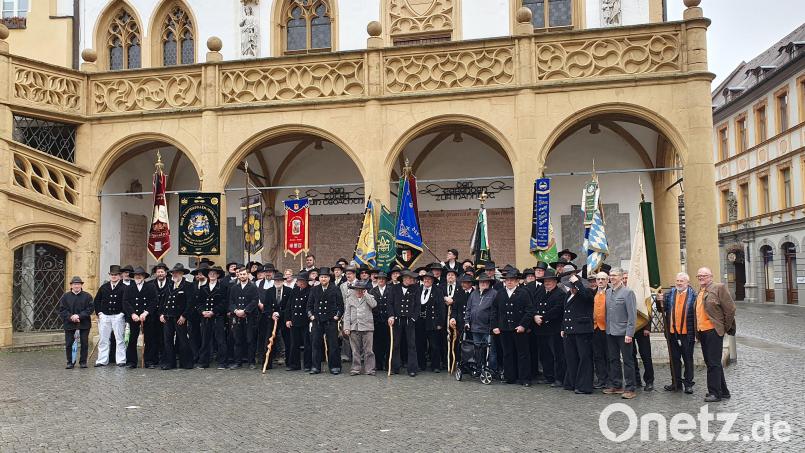 Deutsche und tschechische Zimmerleute beim Josefitag vor dem Amberger Rathaus. Bild: Karl Müller/exb