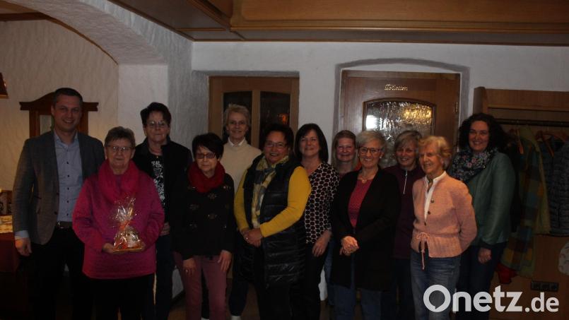 Die Geehrten der Frauen-Union mit Gästen Bürgermeister Wolfgang Söllner (von links), Christa Schiener, Vorsitzende Petra Becher, Maria Bauer, Christine Söllner, Agnes Nickl, Renate Kuhbandner, Inge Flor, Angelika Rubenbauer, Gabriele Filberth, Inge Stich und Kreisvorsitzende Tina Zeitler. Bild: soj