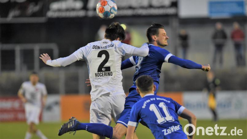 Weidens Angreifer Josef Rodler (rechts) im Luftduell mit seinem ehemaligen Mitspieler Andrea Nocerino. Die Wasserwerkelf bezwang am Mittwochabend überraschend den SV Donaustauf. Bild: Büttner