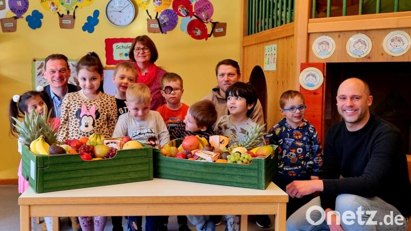 Die Kinder des AWO-Kindergartens Regenbogenland nahmen das Obst mit Leiterin Martha Pöllath aus den Händen von, Bürgermeister Ernst Schicketanz, Jochen Kraemer und Jens Simon entgegen. Bild: Jens Simon/exb