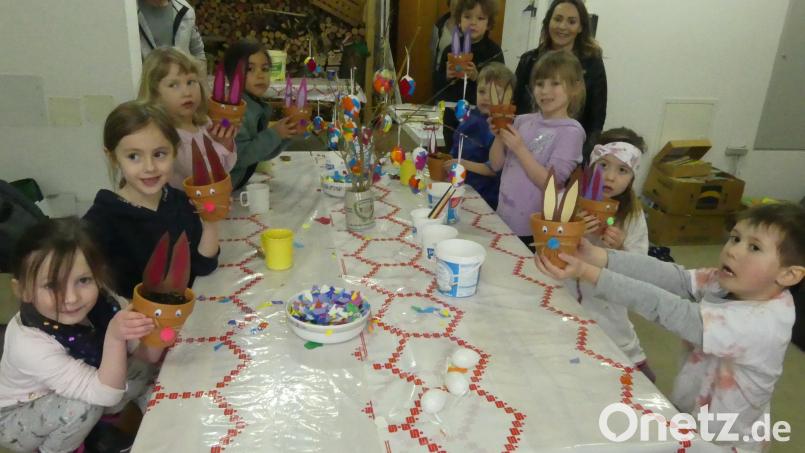Mit großer Freude präsentierten die Kinder ihre Osterkunstwerke. Bild: rn