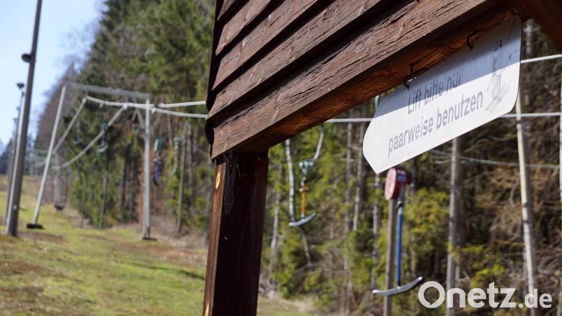 Noch hängen die Liftbügel am Tannenberglift, für den die Gemeinde in den Jahren 2019 bis 2022 fast 200.000 Euro ausgegeben hat. Bild: bkr
