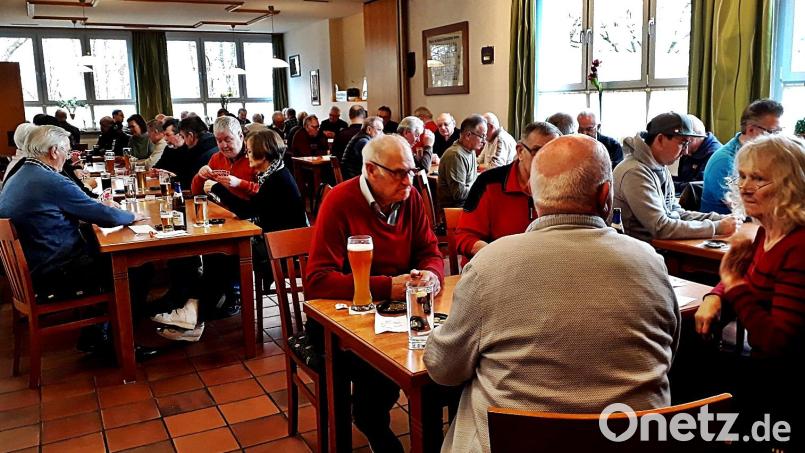 Der Josefi-Preisschafkopf im Schützenhaus wird gerne besucht, jeder Spieler bekam einen Preis. Bild: R. Kreuzer