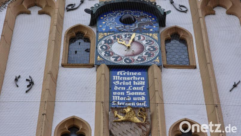 Die Uhr am Amberger Rathaus zeigte in den vergangenen Tagen zwar eine Zeit an, aber nicht die richtige. Bild: Stephan Huber