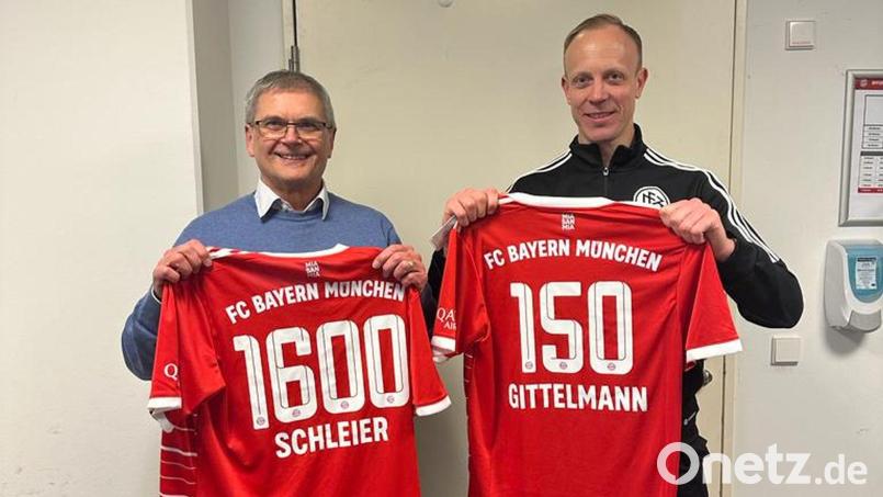 „Runde Zahlen“ beim Spiel des FC Bayern München gegen den FC Köln: Christian Gittelmann hatte seinen 150. Bundesliga-Einsatz an der Linie, Karl-Heinz Schleier (links) machte seine 1600. Beobachtung. Bild: Tobias Stieler