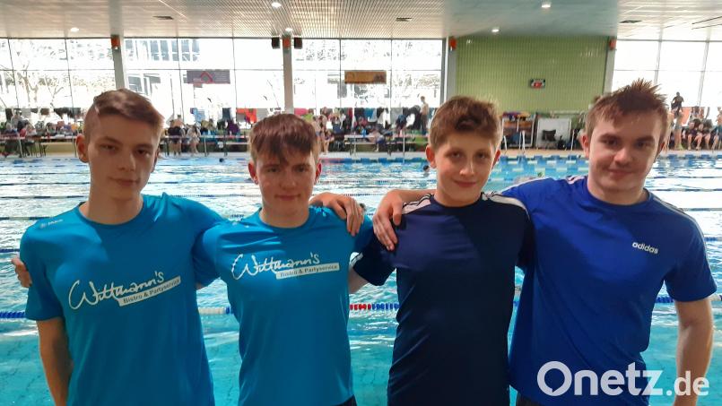 Die neu formierte Herren-Staffel der SG Nordoberpfalz mit (von links) Leonard Hieke und Paul Arnold (beide SV08 Auerbach) sowie Leonhard Fütterer und Fynn Legat vom Tirschenreuther Schwimm-Club feierte eine überzeugende Premiere bei den bayerischen Meisterschaften 2023 mit den beiden siebten Plätzen über je 4x100 Meter Lagen und Freistil. Bild: rbg