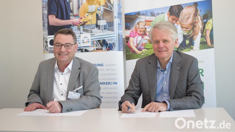 Firmeninhaber Thomas Hanauer (rechts) und Martin Steinkirchner (links), Mitglied des Regionalvorstandes der Johanniter-Unfall-Hilfe e.V., unterzeichnen die Kooperationsvereinbarung, zwischen emz-Hanauer und dem &quot;Haus der kleinen Forscher e.V.&quot;. Bild: bnr