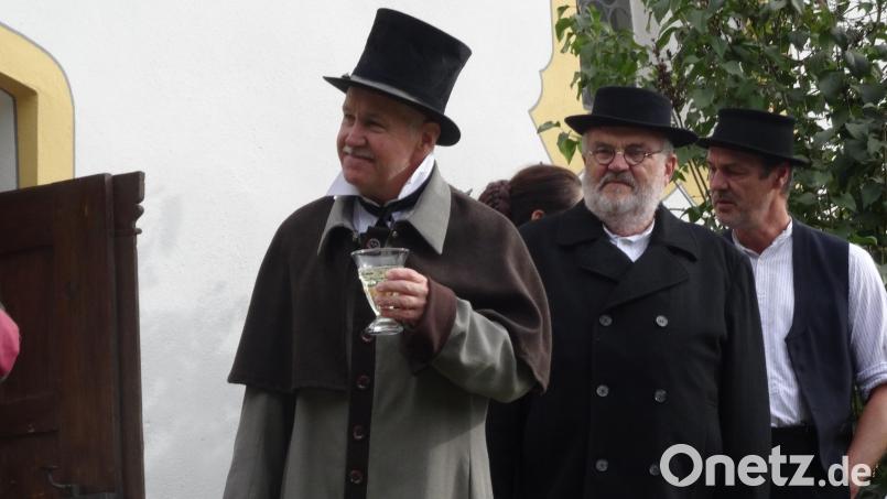 Bei den Filmaufnahmen zum &quot;Amtsarzt&quot; feierte Alfons Wanninger (links) seinen 65. Geburtstag. Bild: hka