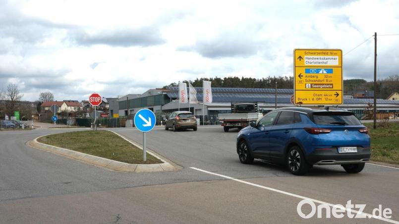 Die Lohbauer-Kreuzung bei Heselbach soll entschärft werden. Dazu ist die Verlegung der Zufahrtstraße aus Richtung Steinberg am See (Vordergrund) geplant. Bild: Hirsch