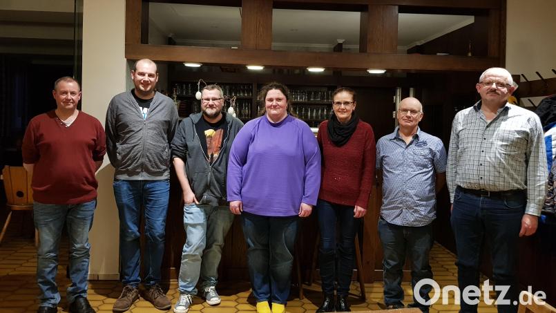 Mit diesem Team führt Vorsitzender Matthias Schönberger (Zweiter von rechts) den Moosbacher Imkerverein. Neuer zweiter Vorsitzender ist Michael Dirscherl (links). Bild: gi