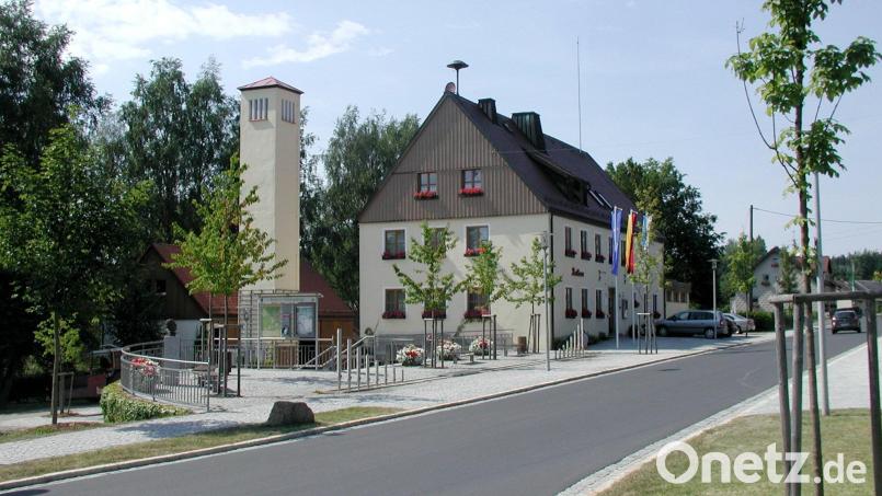 Das Ensemble mit Rathaus ist die Visitenkarte von Brand. Noch steht die energetische Sanierung aus, die noch einmal bis 2024 warten muss. 25 000 Euro sind schon einmal eingeplant. Soviel wird die Planung kosten. Bild: ld
