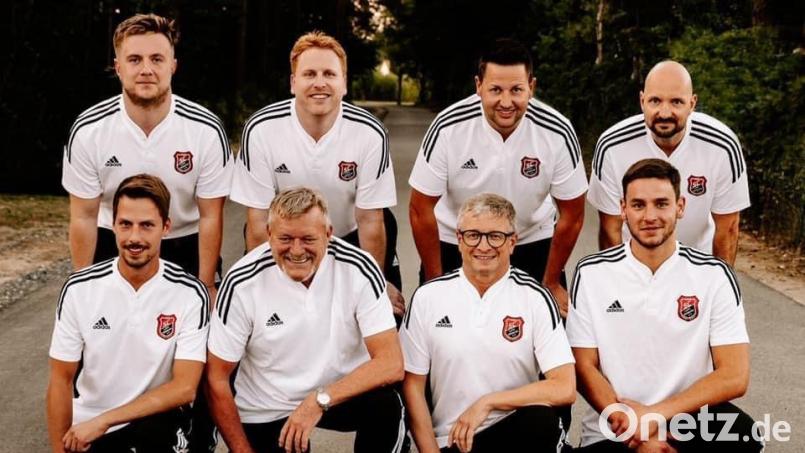 Etappenziel erreicht: (hinten von links) Christoph Kaiser, Michael Wehner, Matthias Hüttner, Daniel Wutz sowie (vorne von links) Jan Hautmann, Gert Erben, Michael Grünwald und Manuel Kessler haben vorzeitig Meistertitel in der Kegler-Bayernliga erreicht. Wirklich zufrieden wird man aber erst sein, wenn die Aufstiegsspiele zur 2. Bundesliga erfolgreich abgeschlossen sind. Bild: Julia Hüttner