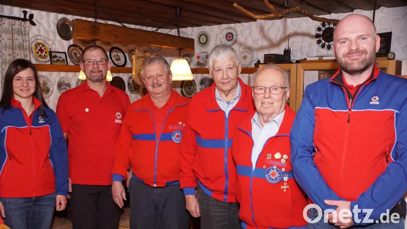 Bereitschaftsleiter Alexander Brunner (rechts) und seine Stellvertreterin Steffi Schmid zeichneten Herbert Brunner, Karlheinz Pocker, Alois Scherm und Josef Haberkorn (von links) für jahrzehntelangen aktiven Dienst aus. Bild: bkr